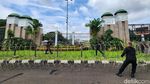 Pagar Kawat Berduri Dipasang Jelang Demo Perppu Ciptaker di DPR