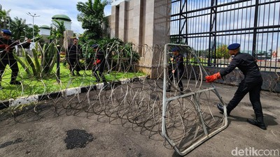 Pagar Kawat Berduri Dipasang Jelang Demo Perppu Ciptaker di DPR