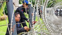 Petugas polisi memasang kawat berduri di depan gedung DPR, Jakarta, Selasa (28/2/2023). Pemasangan tersebut mengantisipasi rencana aksi massa di depan DPR terkait Perppu Cipta Kerja.