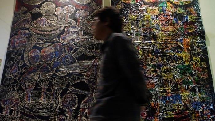PAMERAN SENI BERBAHAN SAMPAH Pengunjung mengamati karya seni cetak tinggi yang dipajang pada pameran bertajuk Hamemayu Hayuning Bawana di Institut Seni Indonesia (ISI) Solo, Jawa Tengah, Selasa (28/2/2023). Pameran tunggal karya seniman karya seniman Sigit Purnomo Adi tersebut digelar sebagai materi ujian doktoral seni sekaligus untuk mengajak masyarakat lebih bijak mengelola sampah sehingga menjadi produk seni yang bernilai ekonomi tinggi. ANTARA FOTO/Maulana Surya/rwa.