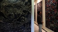 Pengunjung mengamati karya seni cetak tinggi yang dipajang pada pameran bertajuk Hamemayu Hayuning Bawana di Institut Seni Indonesia (ISI) Solo, Jawa Tengah, Selasa (28/2/2023).