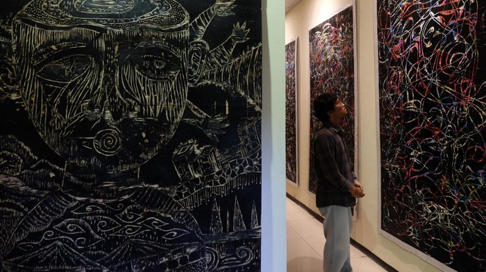 PAMERAN SENI BERBAHAN SAMPAH Pengunjung mengamati karya seni cetak tinggi yang dipajang pada pameran bertajuk Hamemayu Hayuning Bawana di Institut Seni Indonesia (ISI) Solo, Jawa Tengah, Selasa (28/2/2023). Pameran tunggal karya seniman karya seniman Sigit Purnomo Adi tersebut digelar sebagai materi ujian doktoral seni sekaligus untuk mengajak masyarakat lebih bijak mengelola sampah sehingga menjadi produk seni yang bernilai ekonomi tinggi. ANTARA FOTO/Maulana Surya/rwa.
