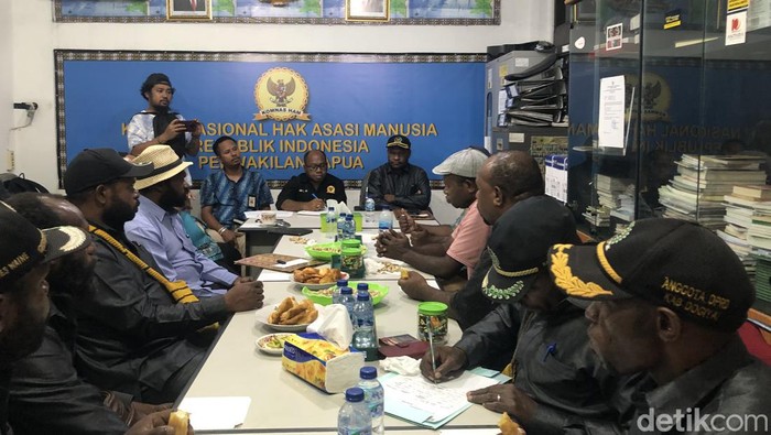 Pansus Kemanusiaan DPRD Dogiyai mendatangi Kantor Perwakilan Komnas HAM di Kota Jayapura.