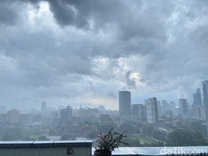 Hujan Disertai Angin Kencang Terjadi di Jakarta