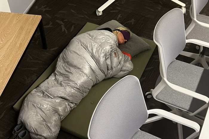 Pegawai Twitter tidur di kantor