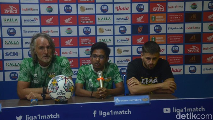 Pelatih Dewa United Jan Olde Riekerink dan pemain Majed Osman di sesi konferensi pers sebelum menghadapi PSM Makassar di pekan ke-27 Liga 1 2022/2023.