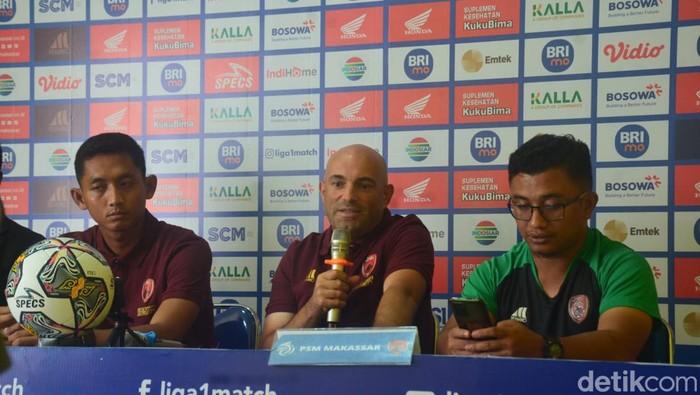 Pelatih PSM Makassar Bernardo Tavares dan pemain Reza Arya Pratama  dalam sesi konferensi pers jelang lawan Dewa United.
