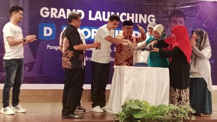 Cucu Suhayat (44) menyelesaikan pembuatan kerajinan suvenir di Bahbir Galeri, Jalan Terusan Bojongsoang Nomor 230, RT 01 RW 02, Desa Cipagalo, Kecamatan Bojongsoang, Kabupaten Bandung, Senin (16/9/2019). Perajin asal Garut ini mendirikan produksi kerajinan suvenir ini sejak 4 tahun lalu. Mengandalkan kayu jati, pinus, mahoni bekas mebel Cucu menyulapnya menjadi kerajinan bernilai ekonomis.