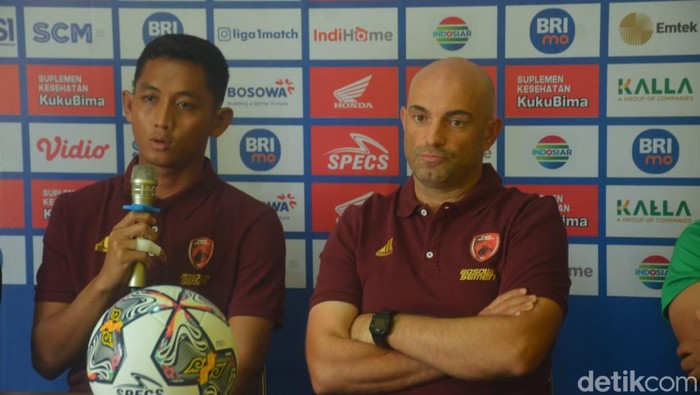 Pemain PSM Makassar Reza Arya Pratama dan pemain pelatih Bernardo Tavares dalam sesi pre match konferensi pers jelang lawan Dewa United di pekan ke-27 Liga 1 2022/2023.