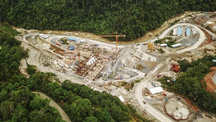 Foto udara pembangunan Pembangkit Listrik Tenaga Air (PLTA) Kerinci Merangin Hidro di Kawasan Adat Muara Langkap dan Rencong Telang, Batang Merangin, Kerinci, Jambi, Senin (27/2/2023). Masyarakat adat Muara Langkap menuntut pembangunan PLTA di kawasan adat mereka dilakukan secara transparan dan memperhatikan dampak lingkungan. ANTARA FOTO/Wahdi Septiawan/tom.