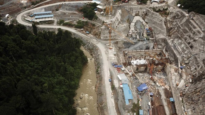 Foto udara pembangunan Pembangkit Listrik Tenaga Air (PLTA) Kerinci Merangin Hidro di Kawasan Adat Muara Langkap dan Rencong Telang, Batang Merangin, Kerinci, Jambi, Senin (27/2/2023). Masyarakat adat Muara Langkap menuntut pembangunan PLTA di kawasan adat mereka dilakukan secara transparan dan memperhatikan dampak lingkungan. ANTARA FOTO/Wahdi Septiawan/tom.