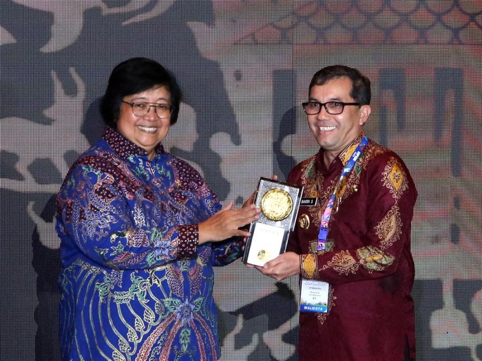 Pemberian penghargaan Adipura kepada Pemkot Banda Aceh