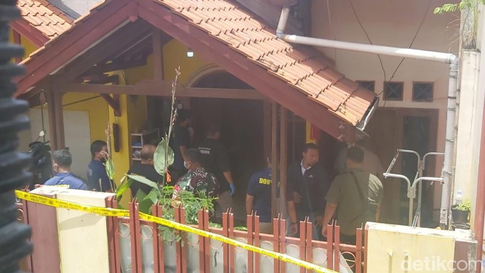 Pembunuhan di Bekasi menewaskan dua orang wanita. Jenazah mereka ditemukan dalam sebuah rumah di wilayah Bekasi, Jawa Barat yang dikubur dengan cara dicor.
