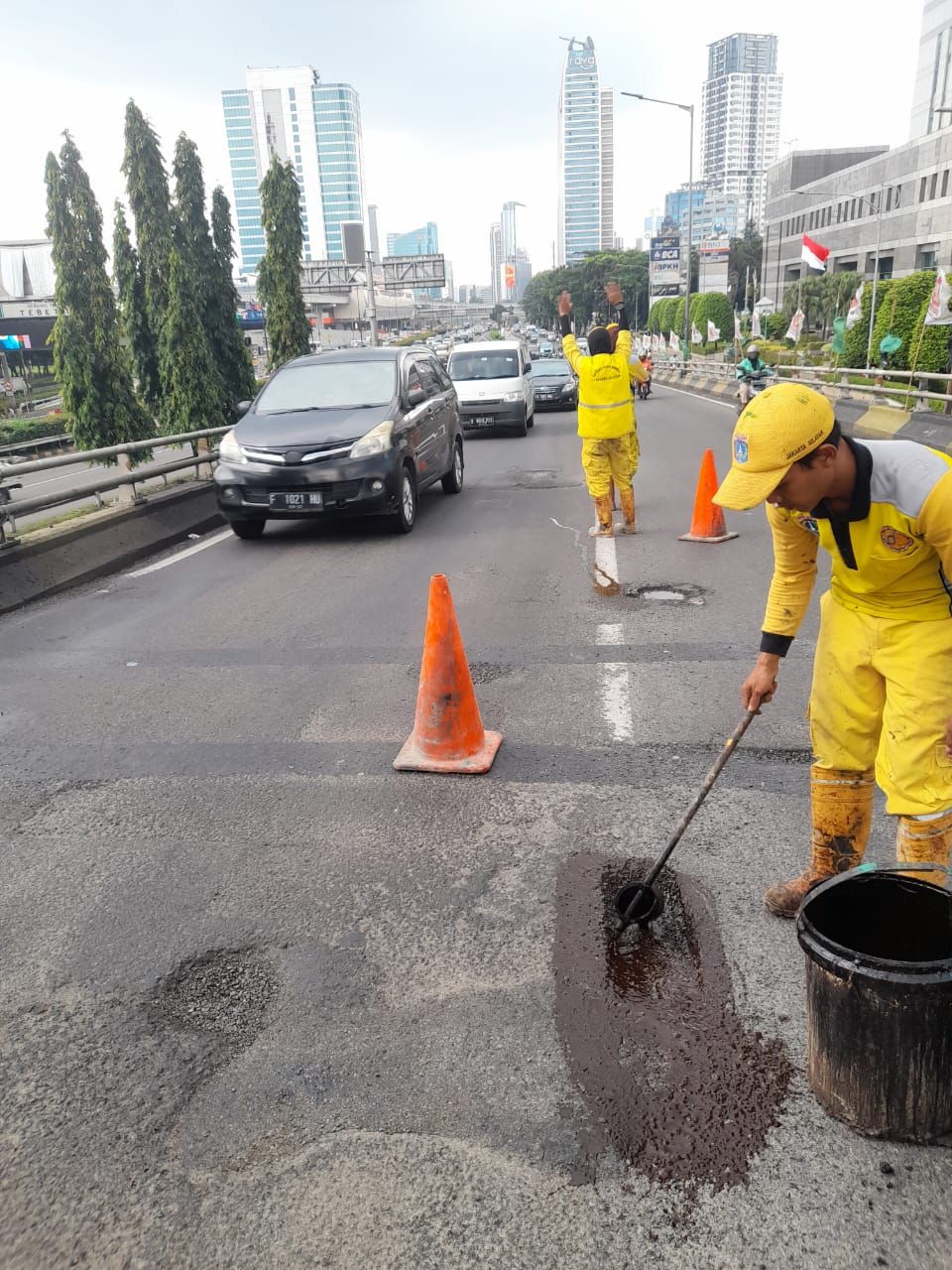 Penambalan lubang di Flyover Pancoran, Jaksel. (Dok Dinas Bina Marga DKI)