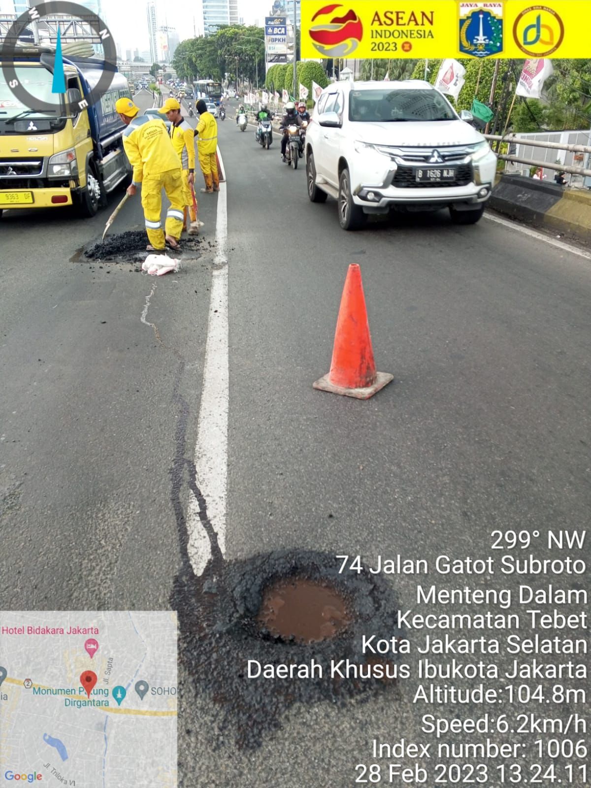 Penambalan lubang di Flyover Pancoran, Jaksel. (Dok Dinas Bina Marga DKI)