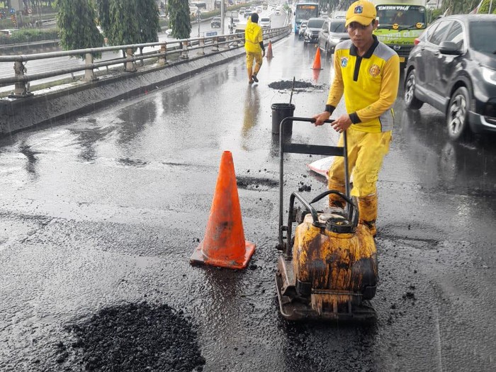 Penambalan lubang di Flyover Pancoran, Jaksel. (Dok Dinas Bina Marga DKI)