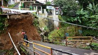 Setiap harinya jembatan ini ramai dilalui warga. Beruntung, dilaporkan tak ada korban jiwa maupun luka dalam kejadian jembatan ambruk tersebut. 
