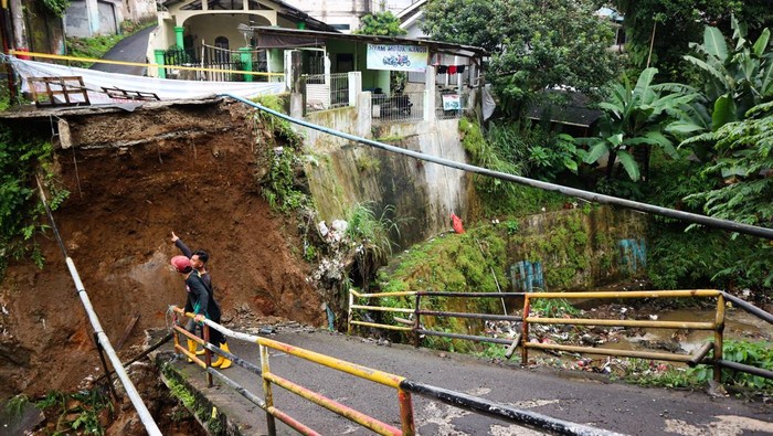 Penampakan Jembatan di Bogor Ambruk Diterjang Arus Sungai Due to bad weather, one of the bridges in Bogor City, West Java, Indonesia, collapsed on Monday (27/2) morning. The Meteorology, Climatology and Geophysics Agency (BMKG) said the phenomenon of bursts of cold air from the highlands in Asia was one of the causes of extreme weather in the Greater Jakarta area until the end of this month. (Photo by Rangga Firmansyah/NurPhoto via Getty Images)