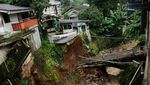 Penampakan Jembatan di Bogor Ambruk Diterjang Arus Sungai