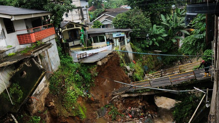 Penampakan Jembatan di Bogor Ambruk Diterjang Arus Sungai Due to bad weather, one of the bridges in Bogor City, West Java, Indonesia, collapsed on Monday (27/2) morning. The Meteorology, Climatology and Geophysics Agency (BMKG) said the phenomenon of bursts of cold air from the highlands in Asia was one of the causes of extreme weather in the Greater Jakarta area until the end of this month. (Photo by Rangga Firmansyah/NurPhoto via Getty Images)