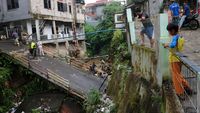 Penampakan Jembatan Di Bogor Ambruk Diterjang Arus Sungai