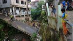 Penampakan Jembatan di Bogor Ambruk Diterjang Arus Sungai