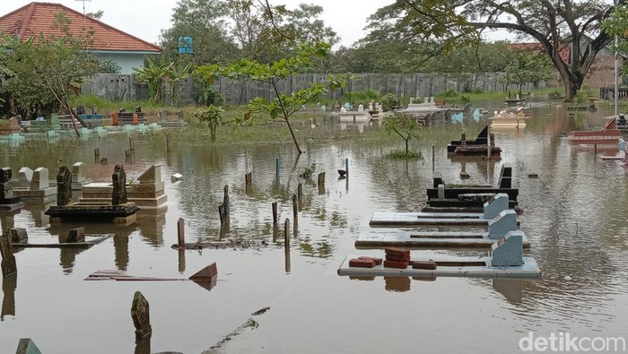 Penampakan kuburan di Indramayu yang terendam banjir