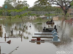 Drainase Buruk, Makam Terendam Banjir di Pekandangan Jaya Indramayu