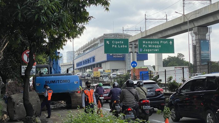 Penampakan Macet Panjang di Jl RA Kartini Cilandak Imbas Jalanan Amblas