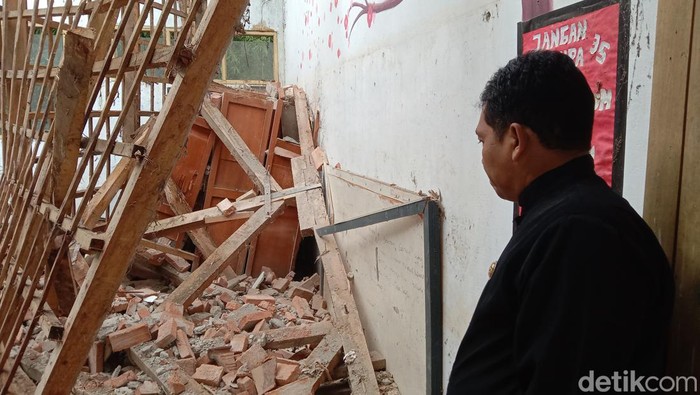Penampakan ruang kelas 4 SDN 3 Sukagumiwang Indramayu yang ambruk akibat hujan deras disertai angin.