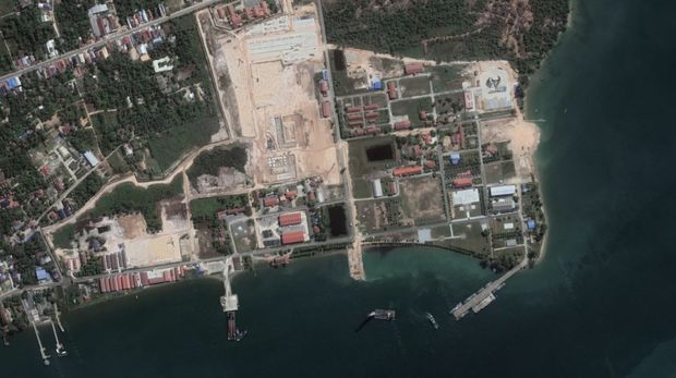 Pesisir di sekitar Sihanoukville, Kamboja, menunjukkan perkembangan signifikan dari pangkalan angkatan laut yang didanai China yang akan membantu Beijing. (Tangkapan Layar Google Earth)