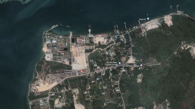 Pesisir di sekitar Sihanoukville, Kamboja, menunjukkan perkembangan signifikan dari pangkalan angkatan laut yang didanai China yang akan membantu Beijing. (Tangkapan Layar Google Earth)