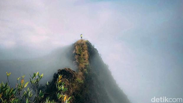 Pesona Panorama 360 Derajat di Puncak Gunung Kerenceng Sumedang