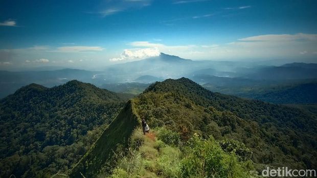 Pesona Panorama 360 Derajat di Puncak Gunung Kerenceng Sumedang