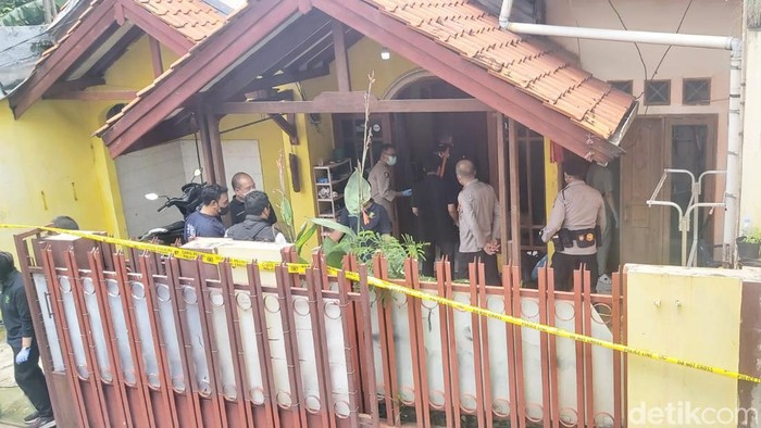 Polisi akan membongkar coran yang diduga menjadi tempat dikuburkannya kedua korban perempuan di sebuah rumah di Harapan Jaya, Bekasi. (Dwi Andayani/detikcom)