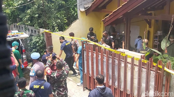 Polisi akan membongkar coran yang diduga menjadi tempat dikuburkannya kedua korban perempuan di sebuah rumah di Harapan Jaya, Bekasi. (Dwi Andayani/detikcom)