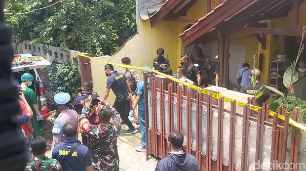 Polisi akan membongkar coran yang diduga menjadi tempat dikuburkannya kedua korban perempuan di sebuah rumah di Harapan Jaya, Bekasi. (Dwi Andayani/detikcom)