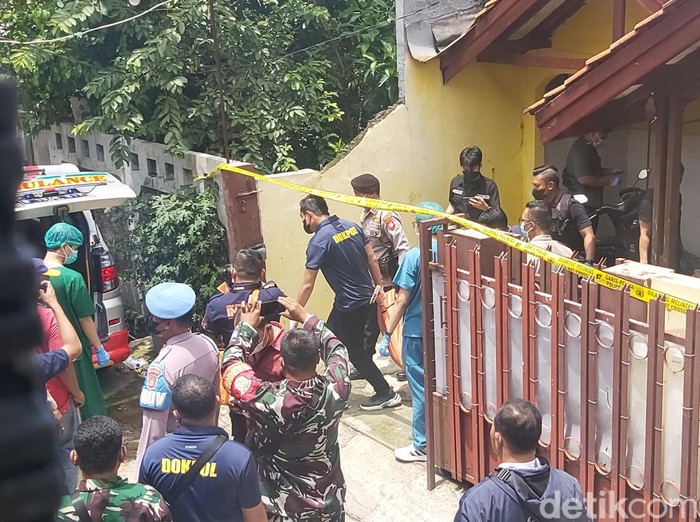 Polisi akan membongkar coran yang diduga menjadi tempat dikuburkannya kedua korban perempuan di sebuah rumah di Harapan Jaya, Bekasi. (Dwi Andayani/detikcom)