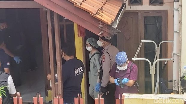 Polisi akan membongkar coran yang diduga menjadi tempat dikuburkannya kedua korban perempuan di sebuah rumah di Harapan Jaya, Bekasi. (Dwi Andayani/detikcom)