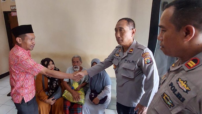 Polsek Praya menyerahkan kakek pembawa uang tunai Rp 43 juta kepada keluarganya. Lansia itu ditemukan di Masjid Tenganan tanpa identitas dan tak bisa bicara.