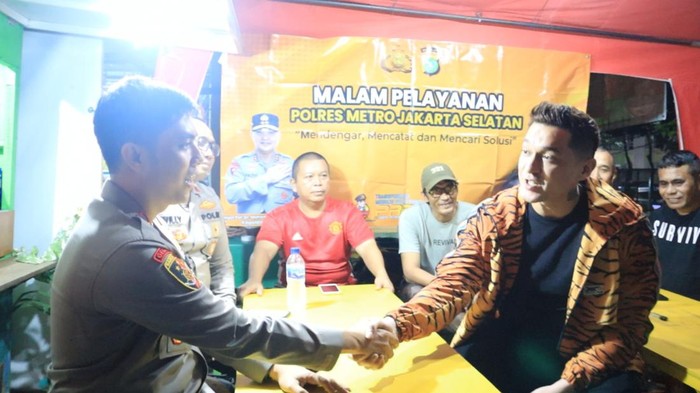 Polsek Setiabudi menerima keluhan warga RT 009 RW 007 Kelurahan Karet, Setiabudi, Jaksel. Salah satu keluhannya soal anak kos yang main gitar malam-malam. (dok Istimewa)