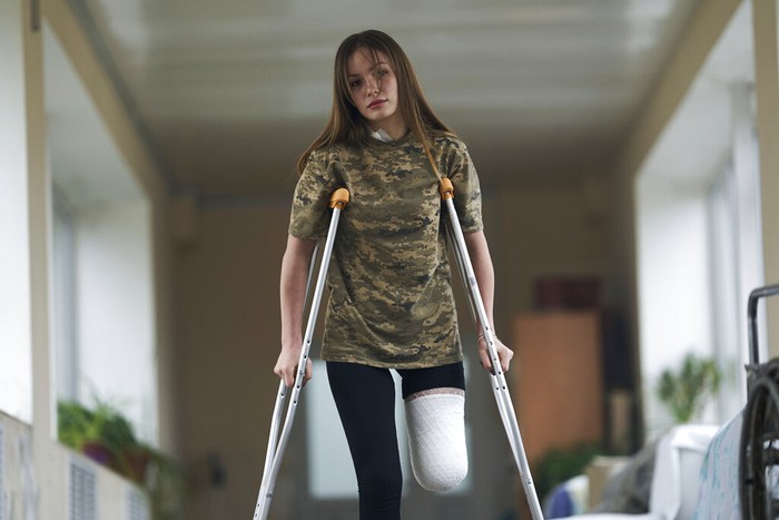 Potret Tentara Wanita Ukraina Kehilangan Satu Kaki Saat Lawan Rusia Ruslana Danylkina (19), merupakan tentara wanita Ukraina yang ikut bertempur melawan Rusia. Pertempuran itu mengakibatkan Ruslana kehilangan salah satu kakinya.