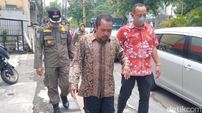 Pria yang meraung kesakitan di masjid Kejari Klaten dibawa tim gabungan Pemkab Klaten ke RSUD Bagas Waras, Selasa (28/2/2023).