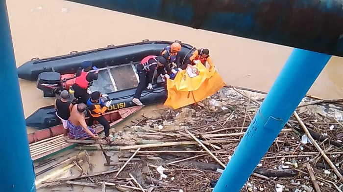 Proses evakuasi jasad bocah tenggelam di Sungai Merangin Jambi. (Foto: Istimewa)