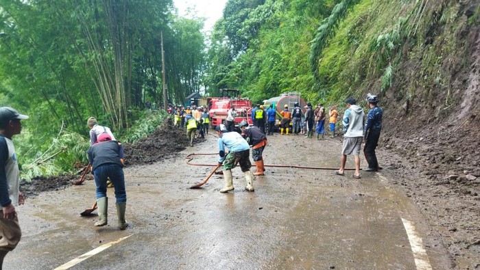 Proses pembersihan material longsor yang menutup Jalan Provinsi Malang-Kediri