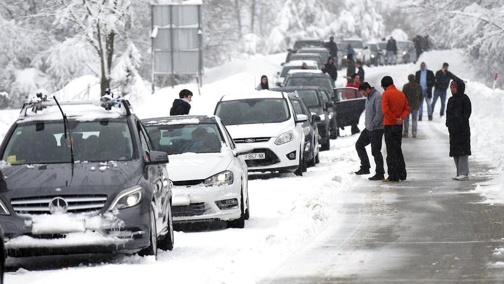 Ratusan Orang Menginap di Mobil Akibat Terjebak Badai Salju Kroasia