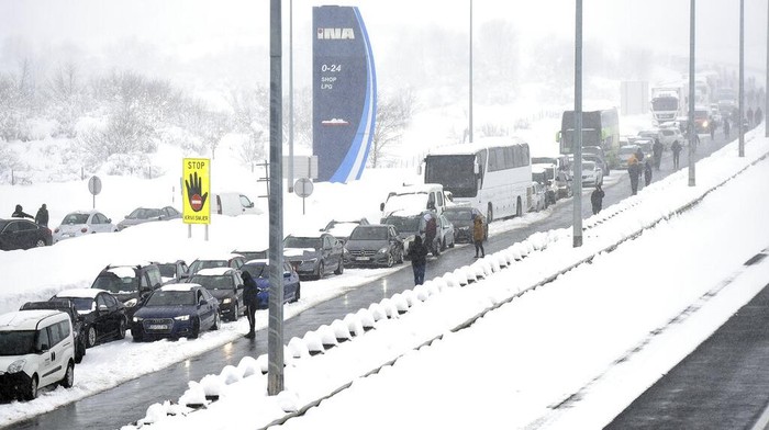 Ratusan Orang Menginap di Mobil Akibat Terjebak Badai Salju Motorists blocked by snow wait to continue their journeys, near Gospic, Croatia, Monday, Feb. 27, 2023. Hundreds of people in Croatia have spent the night in their cars or in cafes and reception centers after a snow storm on weekend caused a traffic collapse and left parts of the country cut off. (AP Photo)