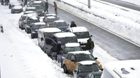 Perubahan cuaca yang tiba-tiba setelah periode hari yang hangat dan nyaman juga mengganggu lalu lintas di negara tetangga Serbia dan Bosnia, meninggalkan daerah di Serbia barat tanpa listrik dan memutus lalu lintas kereta api ke negara tetangga Montenegro.  