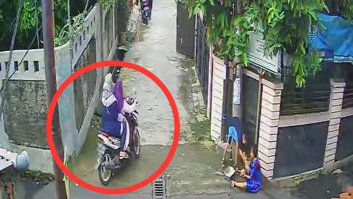 Rekaman CCTV detik-detik dua wanita tewas dicor di Bekasi masuk ke dalam rumah.