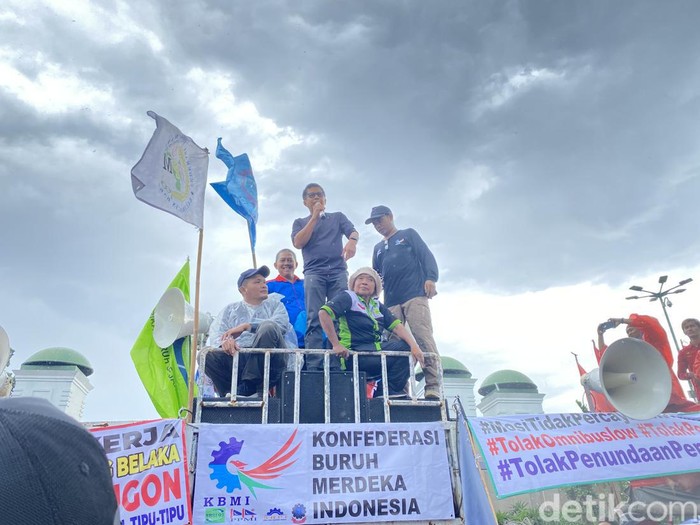 Rocky Gerung ikut aksi demo Perppu Cipta Kerja di depan gedung DPR (Devi/detikcom)